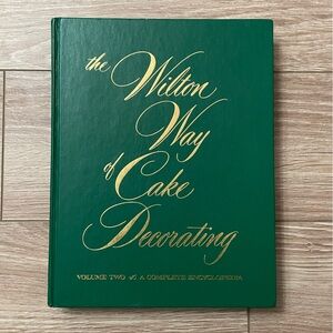 Wilton Green Hardcover Cake Decorating Guide with Gold Lettering